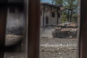 
Гайдай говори в деня, в който се навършиха четири месеца, откакто руският президент Владимир Путин изпрати десетки хиляди войници през границата, отприщвайки конфликт, в който вече са загинали хиляди бойци и цивилни, няколко милиона души са се изселили от домовете си, а украинските градове са разрушени