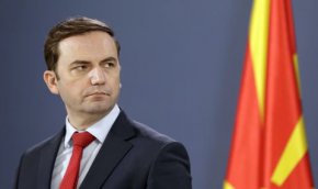
Гласуване на резолюцията в българския парламент, в която се поставя акцент именно върху тези два въпроса, ще блокира дългосрочно европейския процес и успоредно с това ще парализира инструментите от договора за приятелство за дълъг период, пише още Буяр Османи
