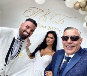 
Новината оповести популярният диджей Теди Джорджо в своите профили в социалните мрежи. Церемонията е била в родния на красавицата Велинград.


