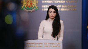 
„Прокуратурата се е „самосезирала“, само че не за просрочените кредити или увреждането на държавния ресурс, а заради договор, сключен с кантората, подпомогнала новото ръководство в първите дни на битката”, уточнява тя.