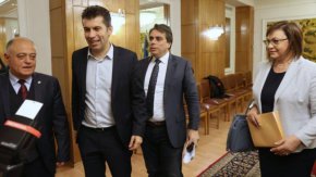 
Относно думите на Тошко Йорданов от ИТН, че биха се отзовали при покана за преговори от ПП, Петков подчерта, че от партията му ясно са заявили, че има няколко души, с които не биха преговаряли, а именно “Бойко Борисов, Делян Пеевски и ДПС, Костадин Костадинов, както и Слави Трифонов”