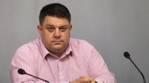 
Докато много негови колеги обитават апартаментчета в зле построеното и отдавна протекло блокче на ул. Славовица срещу призрачната Мотописта, той се шири със съпругата  на 173 кв.м. И то не къде да е. А в най-скъпата зона на София – в блок на БОДК на ул. Жолио Кюри в Изток, срещу митичния с генералския си и политически кръг ресторант Монтерей, и до комплекса ЕСТЕ на братя Домусчиеви, който безплатно обитават ГЕРБ-овите ексминистри Влади Горанов, Ивайло Московски и други