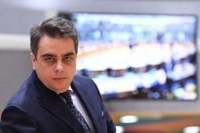 
“Ако имах жена, сигурно нямаше сега да вляза в Министерството на финансите по този начин, по който влизам”, сподели в пред журналиста Илиана Беновска вицепремиерът Асен Василев. “Но по-далечната и по-дългата история е, че съм имал няколко жени до себе си, но в момента нямам!”, подчерта той.
