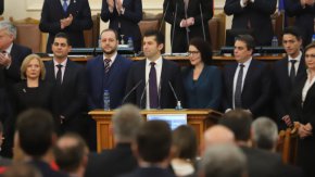 Ден по-късно министър-председателят обяви, че официално ще подаде оставката на кабинета в понеделник.