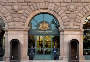 
По-късно от пресцентъра на държавния глава съобщиха, че в президентската институция е получено писмо от парламентарната група на „Продължаваме Промяната“, с което информират за невъзможност да участват в свиканите от държавния глава консултации за връчване на мандат за съставяне на правителство, в съответствие с предварително съгласуваната времева рамка
