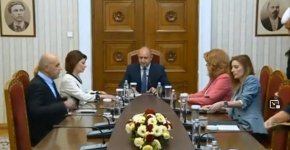 
„Призовавам останалите политически партии да проявят разум и да работим заедно. Цялото политическо противопоставяне вероятно ще чуем и видим в едни предстоящи предсрочни избори. Но сега е време за адекватни и държавнически решения  - това очакват хората от нас", заяви Десислава Атанасова по време на консултациите при президента Румен Радев.


