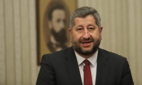 “От Продължаваме Промяната зависи къде ще стоят ГЕРБ и ДПС при бъдещо управление, но е възможно да се намери хигиенна формула, която да позволи подкрепа от тях”, обяви след консултациите на Дондуков 2 съпредседателят на Демократична България (ДБ) Христо Иванов. Той подчерта, че формацията му не е мандатоносител и няма да води преговори.