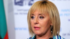 На всички е ясно, че откакто “госпожа не продаваме патрони” е министър изнасяме и оръжие, и боеприпаси, които стигат до войната в Украйна, че военните заводи работят на три смени, че частни посреднически фирми натрупаха милиони печалби, за да ги доставят през Полша и Румъния