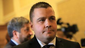 „Всеки е свободен да вземе решението си. Това показва, че в нашата партия има демокрация и всеки е свободен да прави това, което реши. Щом Хиновски е решил така, пожелаваме му успех“, каза още Балабанов.

 