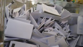 С него се предвижда възможност за гласуване и с хартиена бюлетина. "За" бяха 115 депутати, 115 - "против" и един се въздържа.

 