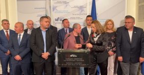 Ива Митева призна, че е водила разговор с Петков, той я уверил, че това ще си остане между тях. На проведения снощи коалиционен съвет обаче премиерът обявил, че тя ще предложи група, която да води разговорите за подкрепа на евентуален кабинет.