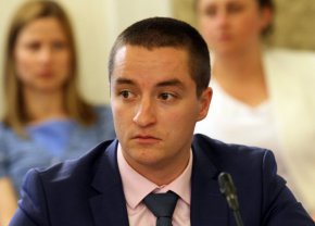 "Да каже той, че се надява това решение да е било обмислено, да имало достатъчно факти. Ами той е запознат с всички тези факти и не знам защо и с какви очи може да изразява такива тези”, посочи Божанков