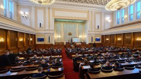 
Решението на комисията дойде, след като от формацията заявиха, че ще поискат от президента Румен Радев да върне актуализацията на бюджета в частта за лечението на деца в чужбина, ако заложените в актуализирания бюджет на Здравната каса 14 млн. лв. не бъдат гласувани от управляващите