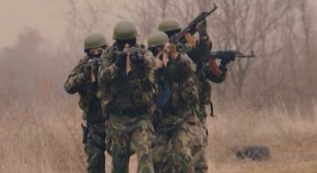 Те демонстрираха скокове от голяма височина, свободно падане с парашут, както и скокове с контейнери от малка височина