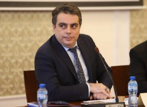 „Един отбор с него, с всички членове на ПП, с всички коалиционни партньори, с всички съмишленици. Време е да запретнем ръкавите и да си свършим работата до край“, каза Петков.