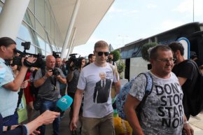 За да не бъдат притеснявани, в сградата на летище София, в салона на Терминал 2 имаше засилено полицейско присъствие.
