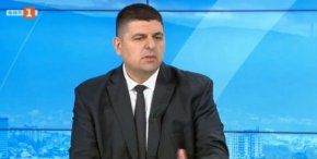 
Депутатът от ДБ призова и за работещи регулатори, като каза, че КЗК също не работи, защото "няколко души там не обслужват националния интерес, а тесни корпоративни интереси"