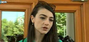 Началникът на кабинета коментира, че няма как да е участвала в сключването на неизгодна сделка, тъй като е била част от консултантски юридически екип, без да има представителни правомощия от кантората или банката.