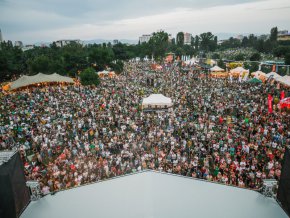 Легендарният Джон Маклафлин стъпи на сцената на A to JazZ 26 години след последното си посещение у нас. “Настръхващо” беше най-често чуваната дума в бекстейджа на сцената, когато бандите слизаха. 