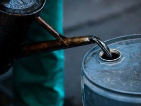 Официалните данни на Китай посочват само три месеца внос от Иран от края на 2020 г. насам, два от които са през януари и май тази година. Данните на аналитичната компания Kpler обаче сочат стабилен поток от над 700 000 барела суров петрол на ден през май и юни.