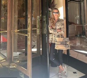 
В неделя Ел сподели в Instagram своя снимка, на която позира пред Hôtel Plaza Athénée. На снимката Ел позира с яке с щампа и черен клин.