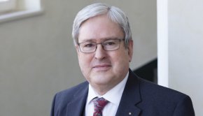 В очакване на подобен спешен сценарий министърът на икономиката на страната Роберт Хабек предварително е разработил план, според който руският газ трябва да бъде заменен, поне частично, с втечнен природен газ, доставян с кораби.