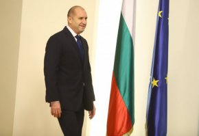 Президентът се обърна към висшите военни с думите, че новите звания и назначения са заслужено признание за достойната им служба и приноса им за развитието на българските въоръжени сили   
