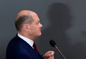 
Държави като САЩ, Великобритания, Германия и Франция започнаха да обсъждат с Украйна как да гарантират, че потенциалното следвоенно мирно споразумение между Киев и Москва ще бъде спазвано и от двете страни, така че Русия да не използва това примирие, за да се прегрупира и да нападне отново съседката си в бъдеще