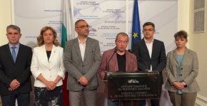 Йорданов посочи, че двамата назначени заместник-министри са Ивайло Стайков и Александър Стоянов и посъветва журналистите да проверят в какви фирми е работил Стоянов. 