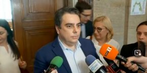 
"Все още не сме събрали 121 гласа. Ако не сме събрали 121 гласа – няма да внесем предложението за проектокабинета", заяви Василев.
