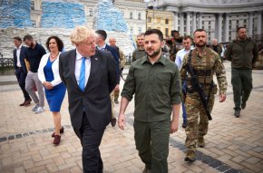 Украинският президент Владимир Зеленски и британският министър-председател Борис Джонсън се срещат в Киев, Украйна, 17 юни. (Пресслужба на украинския президент/AP)