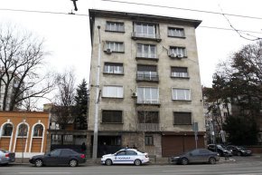 

Апартаментът с 6 спални, огромен хол, сервизни помещения, собствен гараж и други екстри на тогавашния бул. Толухин 14, сега бул. Левски 79, е с невероятната за соца площ от 372,88 кв.м.