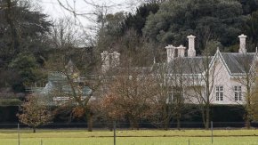 "Adelaide Cottage" се намира само на половин миля от замъка Уиндзор, основната резиденция на кралица Елизабет. Той е обновен в чест на кралицата.
