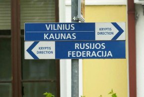 
Указателни табели на граничната железопътна гара в Кибартай, Литва, 21 юни 2022 г. REUTERS/Ints Kalnins/File Photo
