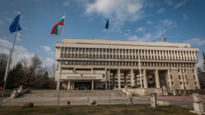 "Вярваме, че подобни прояви ще се превърнат в част от миналото, а нашите две държави ще успеят да отворят нова страница в отношенията си, основана на взаимно уважение и искрено приятелство", пишат още от Външно.