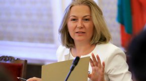 По-рано днес евродепутатът Томаш Здеховски заяви, позовавайки се на българската прокуратура, че петорна компютърна експертиза на снимките и видеото на бившия премиер Бойко Борисов с кюлчетата и парите, заснети в резиденция "Бояна", показва, че те са били манипулирани.

 