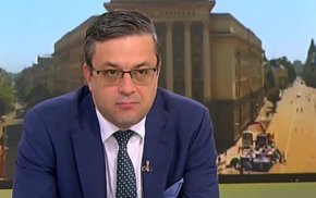 “Всяка от тези формации не подкрепя настоящото  управлението, но по различни причини. Не виждам възможност да сформираме общо управление с тези партии. Подобна конфигурация не би решила и политическата криза, която е момента най-сериозния проблем”, категоричен бе Тома Биков. 