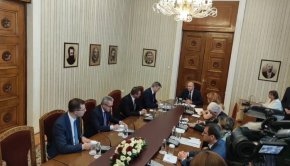 Държавният глава провежда разговори с парламентарните партии преди да връчи третия мандат за кабинет.

 