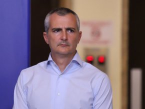 
Според него най-дразнещо е, че най-елементарните неща - оправяне на знак или мантинела, е отнемало месеци.