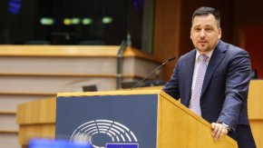 Главният прокурор Иван Гешев дойде минути преди 12 ч. и без да коментира повода, посъветва депутатите да го канят по-рано