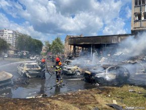 Според украински официални лица при руския удар са загинали 23 цивилни и са били ранени десетки други, като 80 от тях е трябвало да бъдат настанени в болница за лечение.