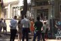 Входът на Голямата къща бе заварден от здрави момчета, които са наети, за да пускат само „правилните хора”