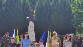 Средствата за монумента бяха събрани чрез благотворителна кампания сред жителите на Ямбол.