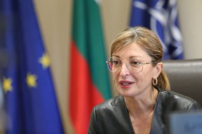 
На въпрос за закуската в Американското посолство в деня на консултациите при президента, на която стана ясно, че е присъствал Даниел Митов, Захариева каза, че не е била на нея, но Митов ясно е обяснил и доколкото е разбрала става въпрос за протоколна закуска