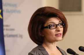 По въпроса за 22 закона, които трябва да се приемат във връзка с Плана за възстановяване и устойчивост, Атанасова заяви, че от ПГ на ГЕРБ-СДС са готови да работят извънредно, за да ги приемат, но все още нямало нищо внесено в парламента