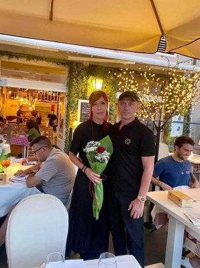 Семейството обиколи и забележителностите във Флоренция преди да седне в типичната гостилница Da Mamma Angela в прочутия с бялото си вино Орвието.