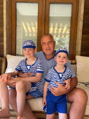 На поста си експремиерът е написал мото:"Време за мъже".