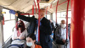 В лечебните и социалните заведения ще се носят маски, препоръчва се работа от разстояние при възможност и спазване на дистанция от метър и половина в местата със струпване на хора.