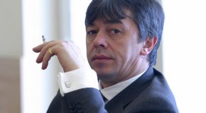  Промяната изненадващо се готви да рефинансира заема, взет, за да не бъде връщан никога от свързаното с ДПС дружество, стана ясно от сензационно изказване на директора на държавната банка, подопечна на вицепремиерите на Промяната Асен Василев и Корнелия Нинова