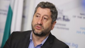 
Според Иванов парламентарната група на ИТН трябва да реши готова ли е да заложи съдбата на страната на емоционална реакция, или на желание да бяга от отговорност от страна на техния ръководител, или ще намерят начин да се върнат в процеса.